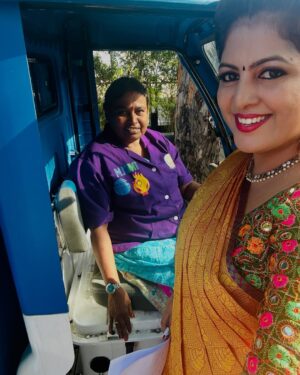 Hemalatha M Instagram - வாழ வைக்கும் தமிழ்நாடு அரசு❤️🔥

1️⃣ அபிராமி – வயது 40 . திருமணத்திற்கு பிறகு வீட்டுவேலை, பூ கட்டி கொடுத்தல் என பல வேலைகள் செய்து சிறிய சம்பளம் கிடைத்துள்ளது. ஒரு கிலோ பூ கட்டி கொடுத்தால் 5 ரூபாய் கொடுப்பார்களாம். வாழ்க்கையே வெறுத்து போனவருக்க அடைக்கலமாய் இருந்தது மகளிர் சுய உதவிக்குழு. கடந்த வருடம் ஆட்டோ ஓட்டுனர் பயிற்சி பெற்றுள்ளார்
2️⃣ பாக்யா– வயது 33 , 8 ஆம் வகுப்பு.கடந்த 2 வருடங்களாக ஆட்டோ ஓட்டி வருகிறார். குடும்பத்தில் கடன் சுமை அழுத்த, பல வேலைக்கு சென்றுள்ளார். மகளில் சுய உதவிக்குழு மூலம் பெண்களுக்கான பயிற்சிகள் மற்றும் கடன்கள் வழங்குவது பற்றி கேள்விபட்டு அதில் இணைந்து ஆட்டோ ஓட்டுனர் பயிற்சி பெற்று ஆட்டோ ஓட்டி கடந்த 2 வருடத்தில் வீட்டு மேல் இருந்த 2 லட்ச ரூபாய் கடன் அடைத்திருக்கிறார். 
3️⃣ சத்யவாணி வயது 40. 23 வருடங்களாக ஆட்டோ ஓட்டி வருகிறார். 10 ஆம் வகுப்பு வரை மட்டுமே படிப்பு. இவருக்கு 3 பெண் குழந்தைகள். ஆண் குழந்தை வேண்டும் என இவருடைய கணவர் இவரையும், இவருடைய பெண் குழந்தைகளையும் விட்டு விட்டு வேறு ஒரு பெண்ணை திருமணம் செய்து கொண்டார்.
2000 ஆம் ஆண்டு அன்று கலைஞர் அவர்கள் முதல்வராக இருந்தபோது, தமிழ்நாடு மகளிர் மேம்பாட்டு நிறுவனம் சார்பாக ஓட்டுனர் பயிற்சி பெற்று ஆட்டோ ஓட்ட தொடங்கி தன்னுடைய பெண் குழந்தைகளை படிக்க வைத்திருக்கிறார். 

இவர்கள் 3 பேரும்  மகளர் சுய உதவிக்குழுவில் உள்ள பெண்கள். தமிழ்நாடு மகளிர் மேம்பாட்டு நிறுவனம் மூலமாக ஓட்டுனர் பயிற்சி பெற்றவர்கள்.தமிழ்நாடு அரசு இப்போது அவர்களுக்கு மின் ஆட்டோக்களை வழங்கி இருக்கிறது. இதன் மூலம் இவர்கள் பொருட்களை கூட விற்பனை செய்ய முடியும்.

இது போல லட்சக்கணக்கான கதைகள் தமிழ்நாட்டில் உண்டு. அரசை குறை கூறுவதற்கும் , அரசு நலத்திட்டங்களை குறை கூறுவதற்கும் நிறைய வித்தியாசங்கள் உண்டு.

🔆 அம்மா வயல் வேலைக்கும், அப்பா கூலி வேலைக்கும் அதிகாலையிலேயே செல்ல, காலை உணவாக இரவு மீந்த உணவை காலை சாப்பிட்டோ அல்லது பசியாகவோ பள்ளிக்கு செல்லும் குழந்தைக்கு தான் தெரியும், காலை உணவுத்திட்டத்தின் அருமை.

அரசின் திட்டங்களை குறை சொல்பவர்களுக்கு, நமக்கு தேவைப்படாத ஒன்று எல்லோருக்கும் அப்படிதான் இருக்கும் என நினைப்பது மடத்தனம்.இந்த படத்தில் இருக்கும் அனைத்து பெண்களுக்கும் அடிப்படை வாழ்வாதாரமாக இருப்பது அரசின் திட்டங்கள்.இதுதான் தமிழ்நாடு🔥வாட்ஸ் அப் வாந்தியை நம்புவதற்கு / கேட்பதற்கு முன் வரலாறு படியுங்கள்..இன்னும் நிறைய பேசுவோம்😎
