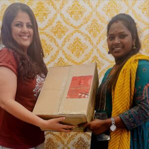 Hemalatha M Instagram - வாழ்வின் நெகிழ்ச்சியான தருணம் இன்று ❤️

கடந்த சில மாதங்களுக்கு முன் என்னுடைய நேரடி Digital Marketing வகுப்புகளில் கலந்து கொண்ட ரேகா அவர்கள், The Classic Pot என்ற பெயரில் ஆன்லைனில் , மண்ணால் செய்யப்பட்ட வீட்டு உபயோகப்பொருட்கள் மற்றும் கலைப்பொருட்கள் விற்பனை செய்யும் தொழில் முனைவோராக உருவாகி இருக்கிறார். 

கடந்த வாரம் தன்னுடைய தொழிலை துவங்கிய இவருக்கு நம்முடைய Digital Marketing வகுப்புகள் தான் அடித்தளமாக இருந்திருக்கிறது. இன்று வீட்டுக்கு வந்து, அவருடைய பொருட்களை கொடுத்துவிட்டு அவர் சொன்ன விஷயம்.

“ மேடம், உங்க Class கலந்துகிட்ட பிறகு தான் எப்படி என்னை Branding பண்ணும்னு கத்துக்கிட்டேன். உங்க வகுப்புகளில் கத்துகிட்டத விஷயங்கள வச்சு என் தொழிலுக்கு தேவையான Posters, Websites, Social Media Pages னு எல்லாமே Professional ஆ பண்ணி இருக்கேன். நீங்க தான் மேடம் எனக்கு Inspiration “

என சொன்னபோது வாழ்வின் நிறைவை உணர்ந்தேன்❤️

ஒரு டிஜிட்டல் தொழில்முனைவோராக நான் பெருமை கொண்ட தருணம் இது🤩😎

வாழ்த்துக்கள் ரேகா. நிச்சயம் நீங்கள் மிகப்பெரிய தொழில்முனைவோராக வருவீர்கள்💐💐 All the best. 

ஒரு பெண்ணின் வளர்ச்சி ஒரு குடும்பத்தின் வளர்ச்சி🔥

ஒரு பெண்ணின் பொருளாதார தன்னறைவு ஒரு வளர்ச்சியடைந்த சமூகத்தின் அடையாளம் 🔥

வாங்க பெண்களே. சேர்ந்து வளருவோம்🥰

#HemaRakesh #lifestoriesofhemarakesh #happiness #motivation #motivationalspeaker #inspirewithhemarakesh #successstoriesofhemarakesh #digitalmarketing #socialmediamarketing #entrepreneurship #entrepreneurlife #womenempowerment #womenempoweringwomen