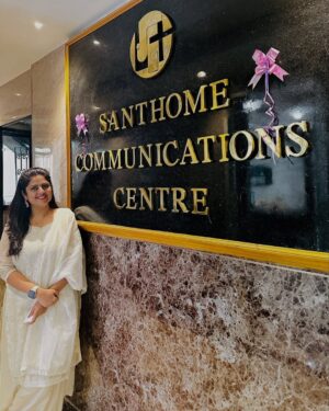 Hemalatha M Instagram - Signis என்ற அமைப்பு மாற்றுஊடகங்களை பயன்படுத்த இளைஞர்களை வளர்த்தெடுக்கும் அமைப்பாக இருக்கிறது. இந்த அமைப்பு சார்பாக தமிழ்நாட்டின் பல்வேறு பகுதிகளில் இருந்து தேர்வு செய்யப்பட்டவர்களுக்கு Social Media Influencer பயற்சிகளை வழங்கினேன்.

இந்த பயிற்சியில் 5 விஷயங்கள் பற்றி பேசினேன்.

1️⃣ சமூக வலைதளங்களை Positive ஆக பயன்படுத்துவது எப்படி?

2️⃣ சமூக வலைதளங்களின் Algorithm மற்றும் பயன்பாடு

3️⃣ சமூக வலைதளங்களில் Personal Branding இன் அவசியம்

4️⃣ சமூக வலைதளங்களில் Influencer க்கு இருக்கும் பொறுப்புகள்

5️⃣ சமூக வலைதளங்களில் தொகுப்பாளராக இருப்பது எப்படி?

அனைவருக்கும் வாழ்த்துக்கள் 😇

மிக்க நன்றிகள்  Devaneyan Arasu சார் 😇

#HemaRakesh #infowithhemarakesh #socialmediabranding #personalbranding #inspirewithhemarakesh #students #digitalbranding #digitalinfluencer #celebrityinfluencer