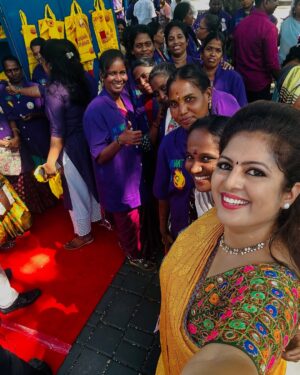 Hemalatha M Instagram - வாழ வைக்கும் தமிழ்நாடு அரசு❤️🔥

1️⃣ அபிராமி – வயது 40 . திருமணத்திற்கு பிறகு வீட்டுவேலை, பூ கட்டி கொடுத்தல் என பல வேலைகள் செய்து சிறிய சம்பளம் கிடைத்துள்ளது. ஒரு கிலோ பூ கட்டி கொடுத்தால் 5 ரூபாய் கொடுப்பார்களாம். வாழ்க்கையே வெறுத்து போனவருக்க அடைக்கலமாய் இருந்தது மகளிர் சுய உதவிக்குழு. கடந்த வருடம் ஆட்டோ ஓட்டுனர் பயிற்சி பெற்றுள்ளார்
2️⃣ பாக்யா– வயது 33 , 8 ஆம் வகுப்பு.கடந்த 2 வருடங்களாக ஆட்டோ ஓட்டி வருகிறார். குடும்பத்தில் கடன் சுமை அழுத்த, பல வேலைக்கு சென்றுள்ளார். மகளில் சுய உதவிக்குழு மூலம் பெண்களுக்கான பயிற்சிகள் மற்றும் கடன்கள் வழங்குவது பற்றி கேள்விபட்டு அதில் இணைந்து ஆட்டோ ஓட்டுனர் பயிற்சி பெற்று ஆட்டோ ஓட்டி கடந்த 2 வருடத்தில் வீட்டு மேல் இருந்த 2 லட்ச ரூபாய் கடன் அடைத்திருக்கிறார். 
3️⃣ சத்யவாணி வயது 40. 23 வருடங்களாக ஆட்டோ ஓட்டி வருகிறார். 10 ஆம் வகுப்பு வரை மட்டுமே படிப்பு. இவருக்கு 3 பெண் குழந்தைகள். ஆண் குழந்தை வேண்டும் என இவருடைய கணவர் இவரையும், இவருடைய பெண் குழந்தைகளையும் விட்டு விட்டு வேறு ஒரு பெண்ணை திருமணம் செய்து கொண்டார்.
2000 ஆம் ஆண்டு அன்று கலைஞர் அவர்கள் முதல்வராக இருந்தபோது, தமிழ்நாடு மகளிர் மேம்பாட்டு நிறுவனம் சார்பாக ஓட்டுனர் பயிற்சி பெற்று ஆட்டோ ஓட்ட தொடங்கி தன்னுடைய பெண் குழந்தைகளை படிக்க வைத்திருக்கிறார். 

இவர்கள் 3 பேரும்  மகளர் சுய உதவிக்குழுவில் உள்ள பெண்கள். தமிழ்நாடு மகளிர் மேம்பாட்டு நிறுவனம் மூலமாக ஓட்டுனர் பயிற்சி பெற்றவர்கள்.தமிழ்நாடு அரசு இப்போது அவர்களுக்கு மின் ஆட்டோக்களை வழங்கி இருக்கிறது. இதன் மூலம் இவர்கள் பொருட்களை கூட விற்பனை செய்ய முடியும்.

இது போல லட்சக்கணக்கான கதைகள் தமிழ்நாட்டில் உண்டு. அரசை குறை கூறுவதற்கும் , அரசு நலத்திட்டங்களை குறை கூறுவதற்கும் நிறைய வித்தியாசங்கள் உண்டு.

🔆 அம்மா வயல் வேலைக்கும், அப்பா கூலி வேலைக்கும் அதிகாலையிலேயே செல்ல, காலை உணவாக இரவு மீந்த உணவை காலை சாப்பிட்டோ அல்லது பசியாகவோ பள்ளிக்கு செல்லும் குழந்தைக்கு தான் தெரியும், காலை உணவுத்திட்டத்தின் அருமை.

அரசின் திட்டங்களை குறை சொல்பவர்களுக்கு, நமக்கு தேவைப்படாத ஒன்று எல்லோருக்கும் அப்படிதான் இருக்கும் என நினைப்பது மடத்தனம்.இந்த படத்தில் இருக்கும் அனைத்து பெண்களுக்கும் அடிப்படை வாழ்வாதாரமாக இருப்பது அரசின் திட்டங்கள்.இதுதான் தமிழ்நாடு🔥வாட்ஸ் அப் வாந்தியை நம்புவதற்கு / கேட்பதற்கு முன் வரலாறு படியுங்கள்..இன்னும் நிறைய பேசுவோம்😎