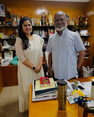 Hemalatha M Instagram - Signis என்ற அமைப்பு மாற்றுஊடகங்களை பயன்படுத்த இளைஞர்களை வளர்த்தெடுக்கும் அமைப்பாக இருக்கிறது. இந்த அமைப்பு சார்பாக தமிழ்நாட்டின் பல்வேறு பகுதிகளில் இருந்து தேர்வு செய்யப்பட்டவர்களுக்கு Social Media Influencer பயற்சிகளை வழங்கினேன்.

இந்த பயிற்சியில் 5 விஷயங்கள் பற்றி பேசினேன்.

1️⃣ சமூக வலைதளங்களை Positive ஆக பயன்படுத்துவது எப்படி?

2️⃣ சமூக வலைதளங்களின் Algorithm மற்றும் பயன்பாடு

3️⃣ சமூக வலைதளங்களில் Personal Branding இன் அவசியம்

4️⃣ சமூக வலைதளங்களில் Influencer க்கு இருக்கும் பொறுப்புகள்

5️⃣ சமூக வலைதளங்களில் தொகுப்பாளராக இருப்பது எப்படி?

அனைவருக்கும் வாழ்த்துக்கள் 😇

மிக்க நன்றிகள்  Devaneyan Arasu சார் 😇

#HemaRakesh #infowithhemarakesh #socialmediabranding #personalbranding #inspirewithhemarakesh #students #digitalbranding #digitalinfluencer #celebrityinfluencer