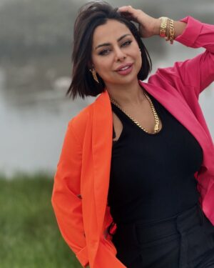Hind Al Balushi Instagram - أنا يا باقي أفراحي احبك ليه؟
احبك إيه .. لأجل أعيش وأصونك 
تدق جيوش قلبي حب لين أجيك ..
وقبل لاجي وادق بابك يلبّونك 
#صباحالخير #صباحيات #الكويت #الكويتيات #الكويتيه 💜#هند_البلوشي