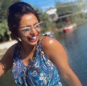 Hind Al Balushi Instagram - هناك أشخاص لا شعوريا وجودهم يجعلك في حال افضل ومزاج افضل وتظهر بصحبتهم في اجمل نسخة منك ..فان وجدوا تمسكوا بهم فهم نادرون جداً 💜
#مساء_الخير #هند_البلوشي #همساتي
