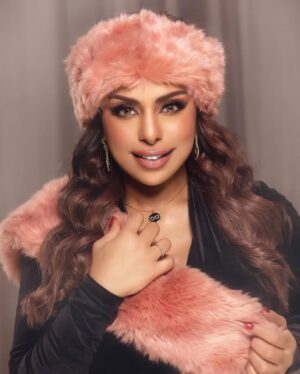 Hind Al Balushi Instagram - انت الشتا وأنت الدفى وانت الفصول الاربعة .. 
انت الوحيد بعالمي اللي وين ماتروح
 قلبي يتبعه 💚
#مساء_الخير #هند_البلوشي