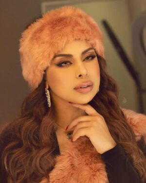 Hind Al Balushi Instagram - انت الشتا وأنت الدفى وانت الفصول الاربعة .. 
انت الوحيد بعالمي اللي وين ماتروح
 قلبي يتبعه 💚
#مساء_الخير #هند_البلوشي