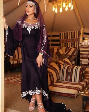 Hind Al Balushi Instagram - أنا يا باقي أفراحي احبك ليه ..
احبك إيه لأجل أعيش وأصونك ..
تدق جيوش قلبي حب لين أجيك ..
وقبل لا أجي وادق بابك يلبّونك 💜
#هند_البلوشي#زعلنا #الكويت #مساء_الخير