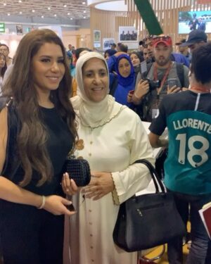 Hoda Saad Instagram - شكرا للجنة المنظمة لمعرض الفرس على هذه الدعوة القيمة و الشكر الموصول لزوار المعرض على حفاوة الترحاب . هنيئا لكم على نجاح الدورة الثانية عشر و على التنظيم المشرف .
مصفف الشعر @fox_m_g
مكياج @moutla_lana_makeupartist
