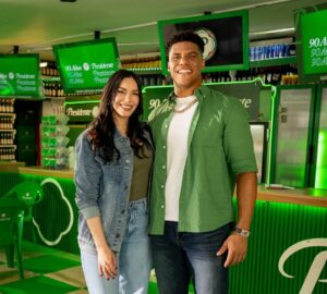 Hony Estrella Instagram - Si me ven con este DURO es porque muy pronto viene entrevista con él 👀. Gracias a mi gente de @cervpresidente por hacerme parte de esta exclusiva para el país de los duros 🇩🇴.

@juansoto_25 no solo brilla en el terreno… también lo hace cuando habla desde el corazón. Con cada palabra, nos recuerda que los dominicanos somos Gente Dura.

Atento a las redes porque muy pronto estaremos compartiendo el contenido completo 🙌 ¡Vayan entrando sus frías en la nevera! 🍻

#SomosGenteDura