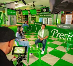 Hony Estrella Instagram - Si me ven con este DURO es porque muy pronto viene entrevista con él 👀. Gracias a mi gente de @cervpresidente por hacerme parte de esta exclusiva para el país de los duros 🇩🇴.

@juansoto_25 no solo brilla en el terreno… también lo hace cuando habla desde el corazón. Con cada palabra, nos recuerda que los dominicanos somos Gente Dura.

Atento a las redes porque muy pronto estaremos compartiendo el contenido completo 🙌 ¡Vayan entrando sus frías en la nevera! 🍻

#SomosGenteDura