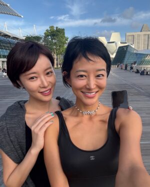 Hwang Jung-eum Instagram - 2013년도에 마지막으로 싱가포르에 왔다는 정음이, 몇년을 서로 알고 지내다가 작년에 변호사로서 약간 도움을 줄 수 있을만한 불미스러운 일로 이런 저런 별의별 이야기를 나누면서 급격히 가까워졌는데, 그녀의 당당함, 긍정적인 삶에 대한 태도, 사랑스러움을 존경한다. 짧은 삼일 동안 행복한 추억 많이 만들자! 우리 황배우 앞으로도 화이팅!
Jungeum, who last visited Singapore in 2013, and I have known each other for several years. But it was only last year, through an unfortunate incident where I was able to offer some legal advice, that we started sharing all sorts of stories and grew much closer. I truly admire her confidence, positive outlook on life, and lovable personality. Let’s create lots of happy memories during these short three days! Wishing our dear actress Hwang all the best always!