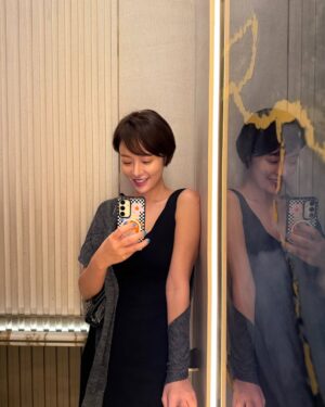 Hwang Jung-eum Instagram - 2013년도에 마지막으로 싱가포르에 왔다는 정음이, 몇년을 서로 알고 지내다가 작년에 변호사로서 약간 도움을 줄 수 있을만한 불미스러운 일로 이런 저런 별의별 이야기를 나누면서 급격히 가까워졌는데, 그녀의 당당함, 긍정적인 삶에 대한 태도, 사랑스러움을 존경한다. 짧은 삼일 동안 행복한 추억 많이 만들자! 우리 황배우 앞으로도 화이팅!
Jungeum, who last visited Singapore in 2013, and I have known each other for several years. But it was only last year, through an unfortunate incident where I was able to offer some legal advice, that we started sharing all sorts of stories and grew much closer. I truly admire her confidence, positive outlook on life, and lovable personality. Let’s create lots of happy memories during these short three days! Wishing our dear actress Hwang all the best always!