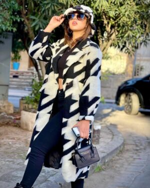 Ibtissam Tiskat Instagram - Hola 👋 

Total look @redbenshop 
#ibtissamtiskat