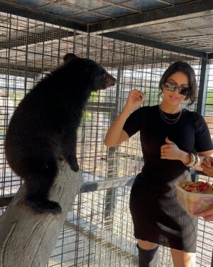 Ibtissam Tiskat Instagram - السلام عليكم 
بزاف منكم قالولي ردي بالك لا يغدروك الحيوانات ، بغيت نقوليكم اطمنو لحد الآن ما شفت غير الخير منهم عكس بعض البشر شفت منهم غير الغدر وخا دير فيه الخير حياتك كاملة 😉 … 
والحمدلله ولا حول ولا قوة الا بالله تصبحو على خير 😌 

#ibtissamtiskat #love #animals #dubai🇦🇪