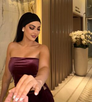 Ibtissam Tiskat Instagram - Keep your face always toward  the sunshine .. 
Shadows will fall behind you ☀️ 

-Walt whitman 

@fatinatiskatofficiel 

#beauty #classy #dxb #tiskatians #zahyine #ibtissamtiskat