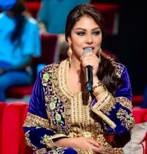 Ibtissam Tiskat Instagram - الليلة سهرتنا سهرة فنية مميزة بمناسبة ذكرى المسيرة الخضراء على قناة

 @2mtv 
@ibtissamkoutaibiofficial 
@abdesselamkhaloufi 

كونوا فالموعد حبايبي على الساعة 21h30
 
👗: @mounia_ramsis 😍
💄:@rimmake_up😘