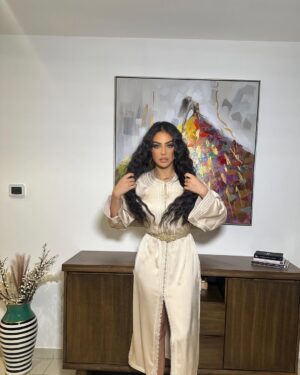 Ibtissam Tiskat Instagram - اطلالتي من برنامج صدى الملاعب في لقاء عفوي وممتع مع. الأستاذ 
@mustafa_agha1 

كيف جاتكم الحلقة 😍😁؟

My lovely friend @aidakhaledofficial 

Makeup by @fatma_pro_makeup 
Hair by @hairbymousa 
Moroccan caftan by @douaa.aharran 

@mbc1 
#moroccan #caftandress #interview #spontaneous #dubai #mbc #sadaalmalaeb #ibtissamtiskat