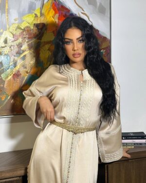 Ibtissam Tiskat Instagram - اطلالتي من برنامج صدى الملاعب في لقاء عفوي وممتع مع. الأستاذ 
@mustafa_agha1 

كيف جاتكم الحلقة 😍😁؟

My lovely friend @aidakhaledofficial 

Makeup by @fatma_pro_makeup 
Hair by @hairbymousa 
Moroccan caftan by @douaa.aharran 

@mbc1 
#moroccan #caftandress #interview #spontaneous #dubai #mbc #sadaalmalaeb #ibtissamtiskat