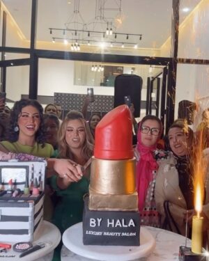 Ibtissam Tiskat Instagram - ألف مبروك الإفتتاح لصديقتي الجميلة والمتألقة دائما @make_up_by_hala 
#salondebeaute #byhala #luxury #beauty #ibtissamtiskat