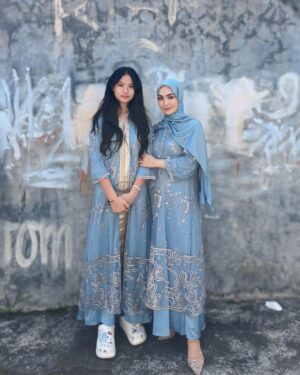 Imel Putri Cahyati Instagram - Eid Mubarak 🙏🏻🩵 #MasyAllah

👗 : @imcby.imelpc
