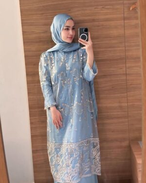Imel Putri Cahyati Instagram - Eid Mubarak 🙏🏻🩵 #MasyAllah

👗 : @imcby.imelpc