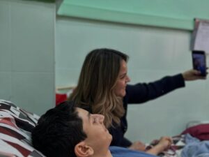 Imen Noel Instagram - L’Association Piété & Bienfaisance vous souhaite un très bon Aïd, rempli de bonheur et de sérénité. 

En ce jour béni, nos cœurs nous ont guidés vers l’hôpital de Belfort, auprès des enfants hospitalisés et de leurs mamans, pour leur offrir un instant de joie et de réconfort. ✨ Parce que personne ne devrait être seul en ce jour de fête, nous leur avons rappelé qu’ils sont entourés d’amour et de bienveillance. 

À nos côtés, notre chère Imen Noel, une femme au grand cœur qui fait partie de notre famille du cœur. Par sa présence lumineuse et sa générosité sans limite, elle a su dessiner des sourires là où la douleur pèse parfois trop lourd. ❤️ Merci Imen pour ton amour et ton engagement ! 

Un immense merci également à tous nos guerriers du cœur: bénévoles, donateurs, et à notre responsable opération Hadjer pour son travail admirable. 🙏 Enfin, une pensée émue aux parents, dont la force et le courage nous inspirent chaque jour. 

✨ Que cet Aïd soit une source de bénédiction et de joie pour tous ! Parce qu’ensemble, nous apportons un peu de lumière là où elle est la plus précieuse. 

تتمنى لكم جمعية التقوى و الإحسان عيدًا مباركًا مليئًا بالسعادة والسكينة. 

في هذا اليوم المبارك، قادتنا قلوبنا إلى مستشفى بلفور، حيث كنا بجانب الأطفال المرضى وأمهاتهم، لنمنحهم لحظات من الفرح والطمأنينة. ✨ لأن لا أحد يجب أن يكون وحيدًا في هذا اليوم المبارك، أردنا أن نذكرهم بأنهم محاطون بالمحبة والرحمة. 

كانت معنا العزيزة إيمان نوال، امرأة ذات قلب كبير، جزء من عائلتنا القلبية. 💛 بحضورها المشرق وسخائها اللامحدود، استطاعت أن ترسم البسمة حيث يكون الألم ثقيلاً. شكرًا إيمان على حبك والتزامك! 

شكرًا جزيلًا لكل محاربي الخير، من المتطوعين، والمتبرعين، ومسؤولة هاجر على عملها الرائع. 🙏 وأخيرًا، تحية تقدير وإجلال للآباء والأمهات الذين تلهمنا قوتهم وشجاعتهم كل يوم. 

✨ عيد مبارك، أعاده الله علينا وعليكم بالخير والبركة! لأننا معًا، ننشر النور حيث يكون أكثر احتياجًا.