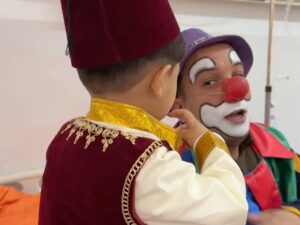 Imen Noel Instagram - L’Association Piété & Bienfaisance vous souhaite un très bon Aïd, rempli de bonheur et de sérénité. 

En ce jour béni, nos cœurs nous ont guidés vers l’hôpital de Belfort, auprès des enfants hospitalisés et de leurs mamans, pour leur offrir un instant de joie et de réconfort. ✨ Parce que personne ne devrait être seul en ce jour de fête, nous leur avons rappelé qu’ils sont entourés d’amour et de bienveillance. 

À nos côtés, notre chère Imen Noel, une femme au grand cœur qui fait partie de notre famille du cœur. Par sa présence lumineuse et sa générosité sans limite, elle a su dessiner des sourires là où la douleur pèse parfois trop lourd. ❤️ Merci Imen pour ton amour et ton engagement ! 

Un immense merci également à tous nos guerriers du cœur: bénévoles, donateurs, et à notre responsable opération Hadjer pour son travail admirable. 🙏 Enfin, une pensée émue aux parents, dont la force et le courage nous inspirent chaque jour. 

✨ Que cet Aïd soit une source de bénédiction et de joie pour tous ! Parce qu’ensemble, nous apportons un peu de lumière là où elle est la plus précieuse. 

تتمنى لكم جمعية التقوى و الإحسان عيدًا مباركًا مليئًا بالسعادة والسكينة. 

في هذا اليوم المبارك، قادتنا قلوبنا إلى مستشفى بلفور، حيث كنا بجانب الأطفال المرضى وأمهاتهم، لنمنحهم لحظات من الفرح والطمأنينة. ✨ لأن لا أحد يجب أن يكون وحيدًا في هذا اليوم المبارك، أردنا أن نذكرهم بأنهم محاطون بالمحبة والرحمة. 

كانت معنا العزيزة إيمان نوال، امرأة ذات قلب كبير، جزء من عائلتنا القلبية. 💛 بحضورها المشرق وسخائها اللامحدود، استطاعت أن ترسم البسمة حيث يكون الألم ثقيلاً. شكرًا إيمان على حبك والتزامك! 

شكرًا جزيلًا لكل محاربي الخير، من المتطوعين، والمتبرعين، ومسؤولة هاجر على عملها الرائع. 🙏 وأخيرًا، تحية تقدير وإجلال للآباء والأمهات الذين تلهمنا قوتهم وشجاعتهم كل يوم. 

✨ عيد مبارك، أعاده الله علينا وعليكم بالخير والبركة! لأننا معًا، ننشر النور حيث يكون أكثر احتياجًا.