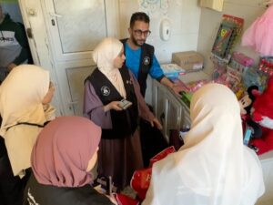 Imen Noel Instagram - L’Association Piété & Bienfaisance vous souhaite un très bon Aïd, rempli de bonheur et de sérénité. 

En ce jour béni, nos cœurs nous ont guidés vers l’hôpital de Belfort, auprès des enfants hospitalisés et de leurs mamans, pour leur offrir un instant de joie et de réconfort. ✨ Parce que personne ne devrait être seul en ce jour de fête, nous leur avons rappelé qu’ils sont entourés d’amour et de bienveillance. 

À nos côtés, notre chère Imen Noel, une femme au grand cœur qui fait partie de notre famille du cœur. Par sa présence lumineuse et sa générosité sans limite, elle a su dessiner des sourires là où la douleur pèse parfois trop lourd. ❤️ Merci Imen pour ton amour et ton engagement ! 

Un immense merci également à tous nos guerriers du cœur: bénévoles, donateurs, et à notre responsable opération Hadjer pour son travail admirable. 🙏 Enfin, une pensée émue aux parents, dont la force et le courage nous inspirent chaque jour. 

✨ Que cet Aïd soit une source de bénédiction et de joie pour tous ! Parce qu’ensemble, nous apportons un peu de lumière là où elle est la plus précieuse. 

تتمنى لكم جمعية التقوى و الإحسان عيدًا مباركًا مليئًا بالسعادة والسكينة. 

في هذا اليوم المبارك، قادتنا قلوبنا إلى مستشفى بلفور، حيث كنا بجانب الأطفال المرضى وأمهاتهم، لنمنحهم لحظات من الفرح والطمأنينة. ✨ لأن لا أحد يجب أن يكون وحيدًا في هذا اليوم المبارك، أردنا أن نذكرهم بأنهم محاطون بالمحبة والرحمة. 

كانت معنا العزيزة إيمان نوال، امرأة ذات قلب كبير، جزء من عائلتنا القلبية. 💛 بحضورها المشرق وسخائها اللامحدود، استطاعت أن ترسم البسمة حيث يكون الألم ثقيلاً. شكرًا إيمان على حبك والتزامك! 

شكرًا جزيلًا لكل محاربي الخير، من المتطوعين، والمتبرعين، ومسؤولة هاجر على عملها الرائع. 🙏 وأخيرًا، تحية تقدير وإجلال للآباء والأمهات الذين تلهمنا قوتهم وشجاعتهم كل يوم. 

✨ عيد مبارك، أعاده الله علينا وعليكم بالخير والبركة! لأننا معًا، ننشر النور حيث يكون أكثر احتياجًا.