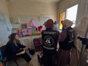 Imen Noel Instagram - L’Association Piété & Bienfaisance vous souhaite un très bon Aïd, rempli de bonheur et de sérénité. 

En ce jour béni, nos cœurs nous ont guidés vers l’hôpital de Belfort, auprès des enfants hospitalisés et de leurs mamans, pour leur offrir un instant de joie et de réconfort. ✨ Parce que personne ne devrait être seul en ce jour de fête, nous leur avons rappelé qu’ils sont entourés d’amour et de bienveillance. 

À nos côtés, notre chère Imen Noel, une femme au grand cœur qui fait partie de notre famille du cœur. Par sa présence lumineuse et sa générosité sans limite, elle a su dessiner des sourires là où la douleur pèse parfois trop lourd. ❤️ Merci Imen pour ton amour et ton engagement ! 

Un immense merci également à tous nos guerriers du cœur: bénévoles, donateurs, et à notre responsable opération Hadjer pour son travail admirable. 🙏 Enfin, une pensée émue aux parents, dont la force et le courage nous inspirent chaque jour. 

✨ Que cet Aïd soit une source de bénédiction et de joie pour tous ! Parce qu’ensemble, nous apportons un peu de lumière là où elle est la plus précieuse. 

تتمنى لكم جمعية التقوى و الإحسان عيدًا مباركًا مليئًا بالسعادة والسكينة. 

في هذا اليوم المبارك، قادتنا قلوبنا إلى مستشفى بلفور، حيث كنا بجانب الأطفال المرضى وأمهاتهم، لنمنحهم لحظات من الفرح والطمأنينة. ✨ لأن لا أحد يجب أن يكون وحيدًا في هذا اليوم المبارك، أردنا أن نذكرهم بأنهم محاطون بالمحبة والرحمة. 

كانت معنا العزيزة إيمان نوال، امرأة ذات قلب كبير، جزء من عائلتنا القلبية. 💛 بحضورها المشرق وسخائها اللامحدود، استطاعت أن ترسم البسمة حيث يكون الألم ثقيلاً. شكرًا إيمان على حبك والتزامك! 

شكرًا جزيلًا لكل محاربي الخير، من المتطوعين، والمتبرعين، ومسؤولة هاجر على عملها الرائع. 🙏 وأخيرًا، تحية تقدير وإجلال للآباء والأمهات الذين تلهمنا قوتهم وشجاعتهم كل يوم. 

✨ عيد مبارك، أعاده الله علينا وعليكم بالخير والبركة! لأننا معًا، ننشر النور حيث يكون أكثر احتياجًا.
