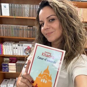 Imen Noel Instagram - Retrouver Yasmina Khadra à cette séance de dédicace, c’était un moment riche d’inspiration et d’encouragement, comme toujours. Je suis impatiente de découvrir son dernier ouvrage, qui m’attend déjà ! 
#LecturePassion #RencontreInspirante #yasminakhadra