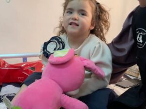 Imen Noel Instagram - L’Association Piété & Bienfaisance vous souhaite un très bon Aïd, rempli de bonheur et de sérénité. 

En ce jour béni, nos cœurs nous ont guidés vers l’hôpital de Belfort, auprès des enfants hospitalisés et de leurs mamans, pour leur offrir un instant de joie et de réconfort. ✨ Parce que personne ne devrait être seul en ce jour de fête, nous leur avons rappelé qu’ils sont entourés d’amour et de bienveillance. 

À nos côtés, notre chère Imen Noel, une femme au grand cœur qui fait partie de notre famille du cœur. Par sa présence lumineuse et sa générosité sans limite, elle a su dessiner des sourires là où la douleur pèse parfois trop lourd. ❤️ Merci Imen pour ton amour et ton engagement ! 

Un immense merci également à tous nos guerriers du cœur: bénévoles, donateurs, et à notre responsable opération Hadjer pour son travail admirable. 🙏 Enfin, une pensée émue aux parents, dont la force et le courage nous inspirent chaque jour. 

✨ Que cet Aïd soit une source de bénédiction et de joie pour tous ! Parce qu’ensemble, nous apportons un peu de lumière là où elle est la plus précieuse. 

تتمنى لكم جمعية التقوى و الإحسان عيدًا مباركًا مليئًا بالسعادة والسكينة. 

في هذا اليوم المبارك، قادتنا قلوبنا إلى مستشفى بلفور، حيث كنا بجانب الأطفال المرضى وأمهاتهم، لنمنحهم لحظات من الفرح والطمأنينة. ✨ لأن لا أحد يجب أن يكون وحيدًا في هذا اليوم المبارك، أردنا أن نذكرهم بأنهم محاطون بالمحبة والرحمة. 

كانت معنا العزيزة إيمان نوال، امرأة ذات قلب كبير، جزء من عائلتنا القلبية. 💛 بحضورها المشرق وسخائها اللامحدود، استطاعت أن ترسم البسمة حيث يكون الألم ثقيلاً. شكرًا إيمان على حبك والتزامك! 

شكرًا جزيلًا لكل محاربي الخير، من المتطوعين، والمتبرعين، ومسؤولة هاجر على عملها الرائع. 🙏 وأخيرًا، تحية تقدير وإجلال للآباء والأمهات الذين تلهمنا قوتهم وشجاعتهم كل يوم. 

✨ عيد مبارك، أعاده الله علينا وعليكم بالخير والبركة! لأننا معًا، ننشر النور حيث يكون أكثر احتياجًا.