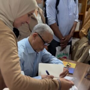 Imen Noel Instagram - Retrouver Yasmina Khadra à cette séance de dédicace, c’était un moment riche d’inspiration et d’encouragement, comme toujours. Je suis impatiente de découvrir son dernier ouvrage, qui m’attend déjà ! 
#LecturePassion #RencontreInspirante #yasminakhadra