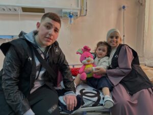 Imen Noel Instagram - L’Association Piété & Bienfaisance vous souhaite un très bon Aïd, rempli de bonheur et de sérénité. 

En ce jour béni, nos cœurs nous ont guidés vers l’hôpital de Belfort, auprès des enfants hospitalisés et de leurs mamans, pour leur offrir un instant de joie et de réconfort. ✨ Parce que personne ne devrait être seul en ce jour de fête, nous leur avons rappelé qu’ils sont entourés d’amour et de bienveillance. 

À nos côtés, notre chère Imen Noel, une femme au grand cœur qui fait partie de notre famille du cœur. Par sa présence lumineuse et sa générosité sans limite, elle a su dessiner des sourires là où la douleur pèse parfois trop lourd. ❤️ Merci Imen pour ton amour et ton engagement ! 

Un immense merci également à tous nos guerriers du cœur: bénévoles, donateurs, et à notre responsable opération Hadjer pour son travail admirable. 🙏 Enfin, une pensée émue aux parents, dont la force et le courage nous inspirent chaque jour. 

✨ Que cet Aïd soit une source de bénédiction et de joie pour tous ! Parce qu’ensemble, nous apportons un peu de lumière là où elle est la plus précieuse. 

تتمنى لكم جمعية التقوى و الإحسان عيدًا مباركًا مليئًا بالسعادة والسكينة. 

في هذا اليوم المبارك، قادتنا قلوبنا إلى مستشفى بلفور، حيث كنا بجانب الأطفال المرضى وأمهاتهم، لنمنحهم لحظات من الفرح والطمأنينة. ✨ لأن لا أحد يجب أن يكون وحيدًا في هذا اليوم المبارك، أردنا أن نذكرهم بأنهم محاطون بالمحبة والرحمة. 

كانت معنا العزيزة إيمان نوال، امرأة ذات قلب كبير، جزء من عائلتنا القلبية. 💛 بحضورها المشرق وسخائها اللامحدود، استطاعت أن ترسم البسمة حيث يكون الألم ثقيلاً. شكرًا إيمان على حبك والتزامك! 

شكرًا جزيلًا لكل محاربي الخير، من المتطوعين، والمتبرعين، ومسؤولة هاجر على عملها الرائع. 🙏 وأخيرًا، تحية تقدير وإجلال للآباء والأمهات الذين تلهمنا قوتهم وشجاعتهم كل يوم. 

✨ عيد مبارك، أعاده الله علينا وعليكم بالخير والبركة! لأننا معًا، ننشر النور حيث يكون أكثر احتياجًا.