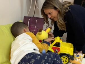 Imen Noel Instagram - L’Association Piété & Bienfaisance vous souhaite un très bon Aïd, rempli de bonheur et de sérénité. 

En ce jour béni, nos cœurs nous ont guidés vers l’hôpital de Belfort, auprès des enfants hospitalisés et de leurs mamans, pour leur offrir un instant de joie et de réconfort. ✨ Parce que personne ne devrait être seul en ce jour de fête, nous leur avons rappelé qu’ils sont entourés d’amour et de bienveillance. 

À nos côtés, notre chère Imen Noel, une femme au grand cœur qui fait partie de notre famille du cœur. Par sa présence lumineuse et sa générosité sans limite, elle a su dessiner des sourires là où la douleur pèse parfois trop lourd. ❤️ Merci Imen pour ton amour et ton engagement ! 

Un immense merci également à tous nos guerriers du cœur: bénévoles, donateurs, et à notre responsable opération Hadjer pour son travail admirable. 🙏 Enfin, une pensée émue aux parents, dont la force et le courage nous inspirent chaque jour. 

✨ Que cet Aïd soit une source de bénédiction et de joie pour tous ! Parce qu’ensemble, nous apportons un peu de lumière là où elle est la plus précieuse. 

تتمنى لكم جمعية التقوى و الإحسان عيدًا مباركًا مليئًا بالسعادة والسكينة. 

في هذا اليوم المبارك، قادتنا قلوبنا إلى مستشفى بلفور، حيث كنا بجانب الأطفال المرضى وأمهاتهم، لنمنحهم لحظات من الفرح والطمأنينة. ✨ لأن لا أحد يجب أن يكون وحيدًا في هذا اليوم المبارك، أردنا أن نذكرهم بأنهم محاطون بالمحبة والرحمة. 

كانت معنا العزيزة إيمان نوال، امرأة ذات قلب كبير، جزء من عائلتنا القلبية. 💛 بحضورها المشرق وسخائها اللامحدود، استطاعت أن ترسم البسمة حيث يكون الألم ثقيلاً. شكرًا إيمان على حبك والتزامك! 

شكرًا جزيلًا لكل محاربي الخير، من المتطوعين، والمتبرعين، ومسؤولة هاجر على عملها الرائع. 🙏 وأخيرًا، تحية تقدير وإجلال للآباء والأمهات الذين تلهمنا قوتهم وشجاعتهم كل يوم. 

✨ عيد مبارك، أعاده الله علينا وعليكم بالخير والبركة! لأننا معًا، ننشر النور حيث يكون أكثر احتياجًا.