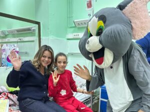 Imen Noel Instagram - L’Association Piété & Bienfaisance vous souhaite un très bon Aïd, rempli de bonheur et de sérénité. 

En ce jour béni, nos cœurs nous ont guidés vers l’hôpital de Belfort, auprès des enfants hospitalisés et de leurs mamans, pour leur offrir un instant de joie et de réconfort. ✨ Parce que personne ne devrait être seul en ce jour de fête, nous leur avons rappelé qu’ils sont entourés d’amour et de bienveillance. 

À nos côtés, notre chère Imen Noel, une femme au grand cœur qui fait partie de notre famille du cœur. Par sa présence lumineuse et sa générosité sans limite, elle a su dessiner des sourires là où la douleur pèse parfois trop lourd. ❤️ Merci Imen pour ton amour et ton engagement ! 

Un immense merci également à tous nos guerriers du cœur: bénévoles, donateurs, et à notre responsable opération Hadjer pour son travail admirable. 🙏 Enfin, une pensée émue aux parents, dont la force et le courage nous inspirent chaque jour. 

✨ Que cet Aïd soit une source de bénédiction et de joie pour tous ! Parce qu’ensemble, nous apportons un peu de lumière là où elle est la plus précieuse. 

تتمنى لكم جمعية التقوى و الإحسان عيدًا مباركًا مليئًا بالسعادة والسكينة. 

في هذا اليوم المبارك، قادتنا قلوبنا إلى مستشفى بلفور، حيث كنا بجانب الأطفال المرضى وأمهاتهم، لنمنحهم لحظات من الفرح والطمأنينة. ✨ لأن لا أحد يجب أن يكون وحيدًا في هذا اليوم المبارك، أردنا أن نذكرهم بأنهم محاطون بالمحبة والرحمة. 

كانت معنا العزيزة إيمان نوال، امرأة ذات قلب كبير، جزء من عائلتنا القلبية. 💛 بحضورها المشرق وسخائها اللامحدود، استطاعت أن ترسم البسمة حيث يكون الألم ثقيلاً. شكرًا إيمان على حبك والتزامك! 

شكرًا جزيلًا لكل محاربي الخير، من المتطوعين، والمتبرعين، ومسؤولة هاجر على عملها الرائع. 🙏 وأخيرًا، تحية تقدير وإجلال للآباء والأمهات الذين تلهمنا قوتهم وشجاعتهم كل يوم. 

✨ عيد مبارك، أعاده الله علينا وعليكم بالخير والبركة! لأننا معًا، ننشر النور حيث يكون أكثر احتياجًا.