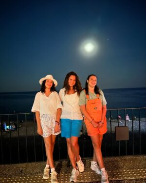Imen Noel Instagram - #summer #holodays #sisters