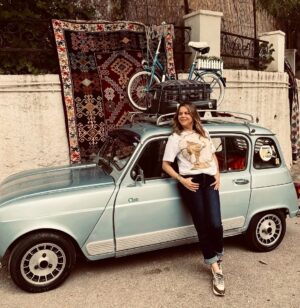 Imen Noel Instagram - Entre ce vieux moteur et moi, la même philosophie : avancer malgré tout, et emporter la beauté des souvenirs.

#renault4