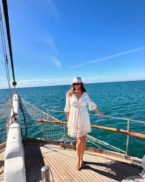 Imen Noel Instagram - Octobre en mer. Prendre le large pour se reconnecter, respirer et profiter de chaque instant. Quand l’automne te fait croire que c’est encore l’été… 😌☀️ #octobervibes #evaions #sealovers #momentsmagiques