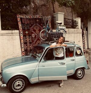 Imen Noel Instagram - Entre ce vieux moteur et moi, la même philosophie : avancer malgré tout, et emporter la beauté des souvenirs.

#renault4
