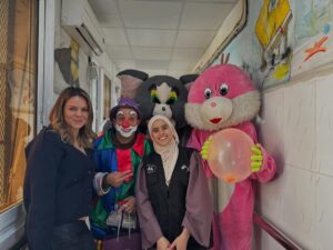 Imen Noel Instagram - L’Association Piété & Bienfaisance vous souhaite un très bon Aïd, rempli de bonheur et de sérénité. 

En ce jour béni, nos cœurs nous ont guidés vers l’hôpital de Belfort, auprès des enfants hospitalisés et de leurs mamans, pour leur offrir un instant de joie et de réconfort. ✨ Parce que personne ne devrait être seul en ce jour de fête, nous leur avons rappelé qu’ils sont entourés d’amour et de bienveillance. 

À nos côtés, notre chère Imen Noel, une femme au grand cœur qui fait partie de notre famille du cœur. Par sa présence lumineuse et sa générosité sans limite, elle a su dessiner des sourires là où la douleur pèse parfois trop lourd. ❤️ Merci Imen pour ton amour et ton engagement ! 

Un immense merci également à tous nos guerriers du cœur: bénévoles, donateurs, et à notre responsable opération Hadjer pour son travail admirable. 🙏 Enfin, une pensée émue aux parents, dont la force et le courage nous inspirent chaque jour. 

✨ Que cet Aïd soit une source de bénédiction et de joie pour tous ! Parce qu’ensemble, nous apportons un peu de lumière là où elle est la plus précieuse. 

تتمنى لكم جمعية التقوى و الإحسان عيدًا مباركًا مليئًا بالسعادة والسكينة. 

في هذا اليوم المبارك، قادتنا قلوبنا إلى مستشفى بلفور، حيث كنا بجانب الأطفال المرضى وأمهاتهم، لنمنحهم لحظات من الفرح والطمأنينة. ✨ لأن لا أحد يجب أن يكون وحيدًا في هذا اليوم المبارك، أردنا أن نذكرهم بأنهم محاطون بالمحبة والرحمة. 

كانت معنا العزيزة إيمان نوال، امرأة ذات قلب كبير، جزء من عائلتنا القلبية. 💛 بحضورها المشرق وسخائها اللامحدود، استطاعت أن ترسم البسمة حيث يكون الألم ثقيلاً. شكرًا إيمان على حبك والتزامك! 

شكرًا جزيلًا لكل محاربي الخير، من المتطوعين، والمتبرعين، ومسؤولة هاجر على عملها الرائع. 🙏 وأخيرًا، تحية تقدير وإجلال للآباء والأمهات الذين تلهمنا قوتهم وشجاعتهم كل يوم. 

✨ عيد مبارك، أعاده الله علينا وعليكم بالخير والبركة! لأننا معًا، ننشر النور حيث يكون أكثر احتياجًا.