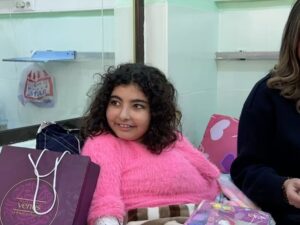 Imen Noel Instagram - L’Association Piété & Bienfaisance vous souhaite un très bon Aïd, rempli de bonheur et de sérénité. 

En ce jour béni, nos cœurs nous ont guidés vers l’hôpital de Belfort, auprès des enfants hospitalisés et de leurs mamans, pour leur offrir un instant de joie et de réconfort. ✨ Parce que personne ne devrait être seul en ce jour de fête, nous leur avons rappelé qu’ils sont entourés d’amour et de bienveillance. 

À nos côtés, notre chère Imen Noel, une femme au grand cœur qui fait partie de notre famille du cœur. Par sa présence lumineuse et sa générosité sans limite, elle a su dessiner des sourires là où la douleur pèse parfois trop lourd. ❤️ Merci Imen pour ton amour et ton engagement ! 

Un immense merci également à tous nos guerriers du cœur: bénévoles, donateurs, et à notre responsable opération Hadjer pour son travail admirable. 🙏 Enfin, une pensée émue aux parents, dont la force et le courage nous inspirent chaque jour. 

✨ Que cet Aïd soit une source de bénédiction et de joie pour tous ! Parce qu’ensemble, nous apportons un peu de lumière là où elle est la plus précieuse. 

تتمنى لكم جمعية التقوى و الإحسان عيدًا مباركًا مليئًا بالسعادة والسكينة. 

في هذا اليوم المبارك، قادتنا قلوبنا إلى مستشفى بلفور، حيث كنا بجانب الأطفال المرضى وأمهاتهم، لنمنحهم لحظات من الفرح والطمأنينة. ✨ لأن لا أحد يجب أن يكون وحيدًا في هذا اليوم المبارك، أردنا أن نذكرهم بأنهم محاطون بالمحبة والرحمة. 

كانت معنا العزيزة إيمان نوال، امرأة ذات قلب كبير، جزء من عائلتنا القلبية. 💛 بحضورها المشرق وسخائها اللامحدود، استطاعت أن ترسم البسمة حيث يكون الألم ثقيلاً. شكرًا إيمان على حبك والتزامك! 

شكرًا جزيلًا لكل محاربي الخير، من المتطوعين، والمتبرعين، ومسؤولة هاجر على عملها الرائع. 🙏 وأخيرًا، تحية تقدير وإجلال للآباء والأمهات الذين تلهمنا قوتهم وشجاعتهم كل يوم. 

✨ عيد مبارك، أعاده الله علينا وعليكم بالخير والبركة! لأننا معًا، ننشر النور حيث يكون أكثر احتياجًا.