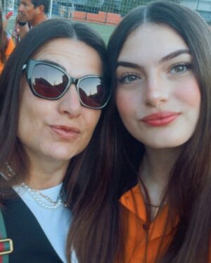 Ingrid Cruz Instagram - Último primer día de colegio!!!!❤️
Mi vida hermosa…mi cabeza repasó cada primer día que vivimos …
Y llegamos a cuarto medio!!!!
Estás tan grande 
Estoy tan orgullosa 
Te amo @emischeinffelt_  con la vida !!!!

Amo el espacio de irte a dejar al colegio ,las mejores conversas y las mejores peleas !!!
Pero siempre juntas ❤️
Con sueño ,con frío …nos toca el último año 
@guillermomorales.cl apañando siempre 🛸