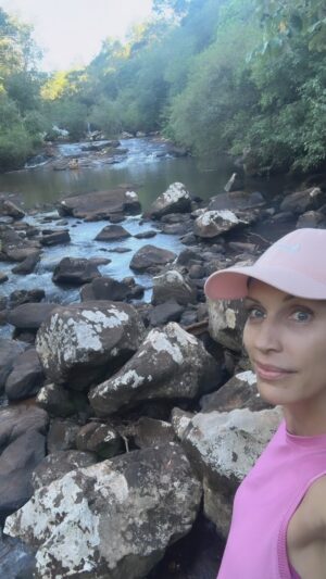 Ingrid Grudke Instagram - Día de caminata por la naturaleza de Oberá ! Paz y Energía de la selva, agua pura y fauna autóctona 😍 amo! Que bien me hace! Siempre les cuento lo importante que es ejercitar el cuerpo, no importa la edad, mantenerlo con buena alimentación, gimnasia y buen descanso logras un cuerpo cómodo, ágil,funcional práctico. Mi mamá tiene 82 años y se banco la caminata por el monte, se metió en el agua con un perfecto equilibrio, con firmeza y seguridad.  Esto es ser libre.  Crist I y Nicole y yo al mismo ritmo que mamá 😅 mira, no se quien iba mejor🤣. Bien hidratadas por tanto calor y felices de ser tan familia #oma #niky @cristinatetzlaff 😍🥰 💖nque más se puede pedir.  #feliz #vidasana #obera #misiones