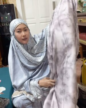 Inul Daratista Instagram - Jumat berkah ❤️
30 baju gamis cantik , wis silahkan komen buruan hehehehe semoga beruntung …
eehhh aku tambahin deh jadi 40 gamis ❤️
ini gamis aku beli nya di teman artis cantik sholehah.

bismillah , selamat berpuasa❤️🙏

setelah baju gamis terkirim 
silahkan standby utk 50 mukena cantik dr aku kembali akan aku kasih buat kalian lebaran 💋😘