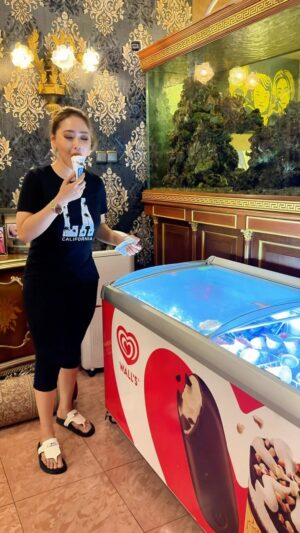 Inul Daratista Instagram - hehehe berasa jd sultan pondok indah duwe box ice cream 💋😍🤭😁👍
lengkap isinya guede box freezer nyahh😎
makan ice cream ter D’best puas banget 
thank you sdh di service luar biasa 🥰
@wallsidn 💋🙏💕
ngene iki aku lak gethiiiink ngunu💕🥰
punya  Ice Cream di rumah yihaaaaa💃💃💃💃💃🙏🙏💕💋