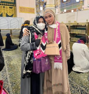 Inul Daratista Instagram - masyaa Allah tabarakallah😍
bisa di Rau dah sama ibu 😍 @mom_ayting92_  @ayutingting92 senangnyaa ditemani ibu 💋😍😍😘🙏
ayah Ojak dan team @bakkahtravel