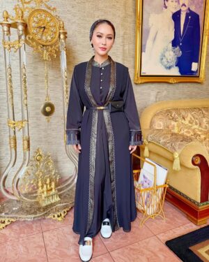 Inul Daratista Instagram - yg lain pd full colour bajune lebaran 😍
ini Abaya punya best friend aku 
@mahagaya0703 , makasih sayang, Bams.
🙏😍

selamat lebaran maaf lahir bathin ya🙏