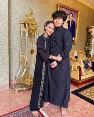 Inul Daratista Instagram - yg lain pd full colour bajune lebaran 😍
ini Abaya punya best friend aku 
@mahagaya0703 , makasih sayang, Bams.
🙏😍

selamat lebaran maaf lahir bathin ya🙏