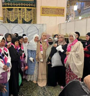 Inul Daratista Instagram - masyaa Allah tabarakallah😍
bisa di Rau dah sama ibu 😍 @mom_ayting92_  @ayutingting92 senangnyaa ditemani ibu 💋😍😍😘🙏
ayah Ojak dan team @bakkahtravel