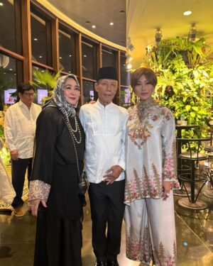 Inul Daratista Instagram - alhamdulillah💋🙏
Iftar Ramadhan mama Yenny Rachman
@jennyrachman18 💋
bersama bapakku @rennysutiyoso 😍
@eddiesadellia @alvinadam1