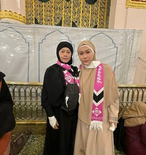 Inul Daratista Instagram - masyaa Allah tabarakallah😍
bisa di Rau dah sama ibu 😍 @mom_ayting92_  @ayutingting92 senangnyaa ditemani ibu 💋😍😍😘🙏
ayah Ojak dan team @bakkahtravel